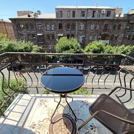 Amiryan Street 1 Bedroom Deluxe Apartment With Balcony Am104 예레반 외부 사진