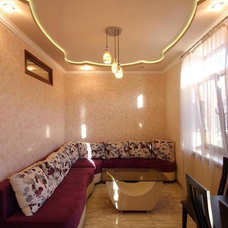 Amiryan Street 1 Bedroom Deluxe Apartment With Balcony Am104 예레반 외부 사진