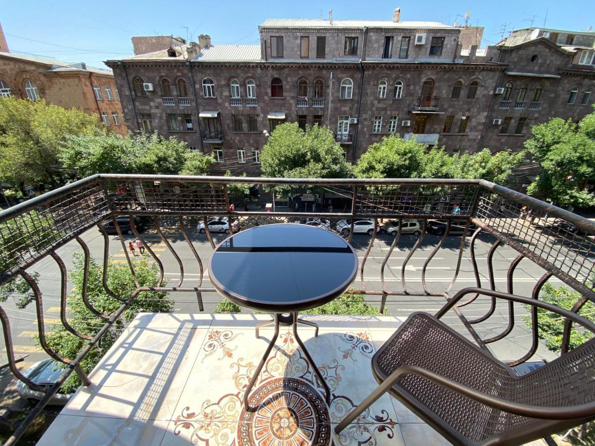Amiryan Street 1 Bedroom Deluxe Apartment With Balcony Am104 예레반 외부 사진