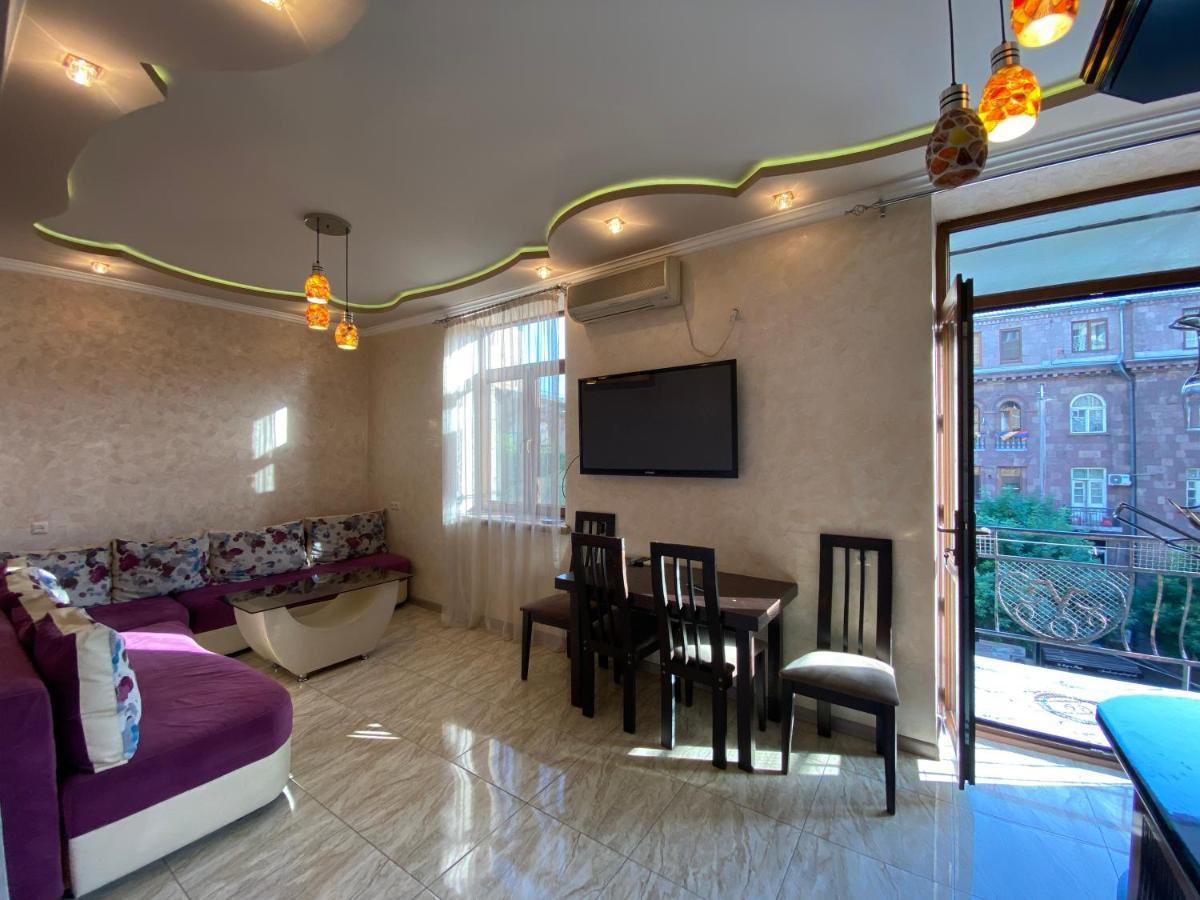 Amiryan Street 1 Bedroom Deluxe Apartment With Balcony Am104 예레반 외부 사진
