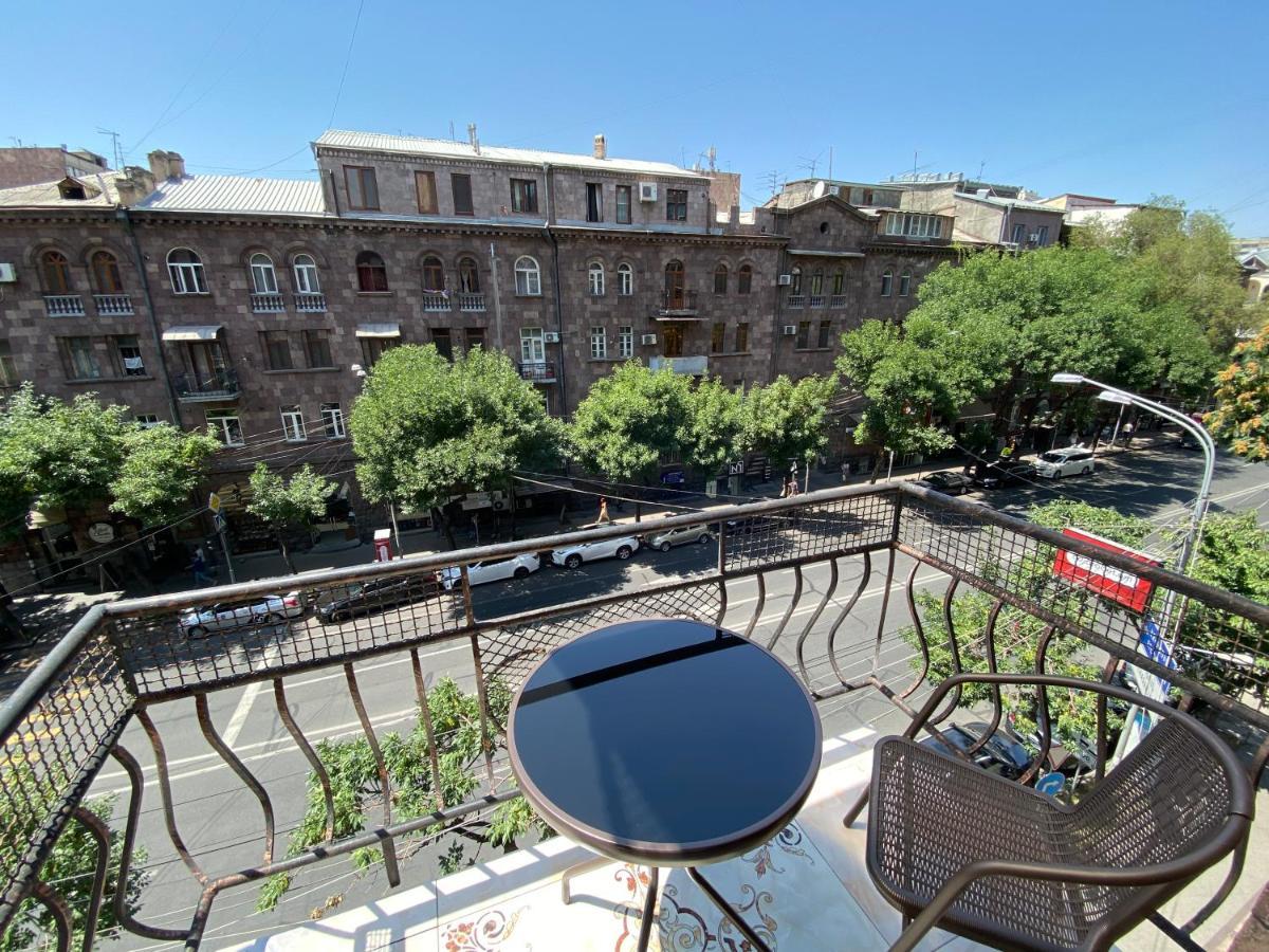 Amiryan Street 1 Bedroom Deluxe Apartment With Balcony Am104 예레반 외부 사진