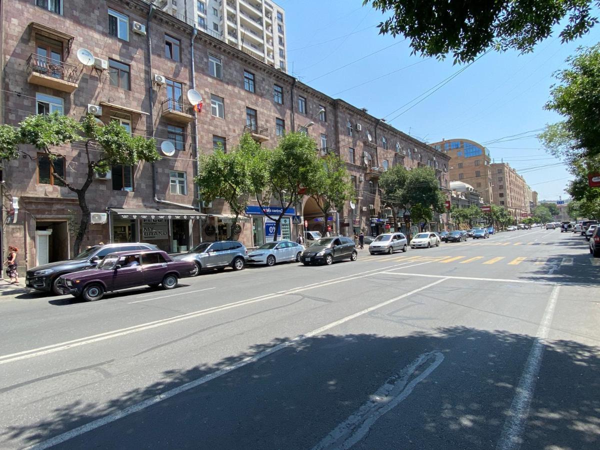 Amiryan Street 1 Bedroom Deluxe Apartment With Balcony Am104 예레반 외부 사진
