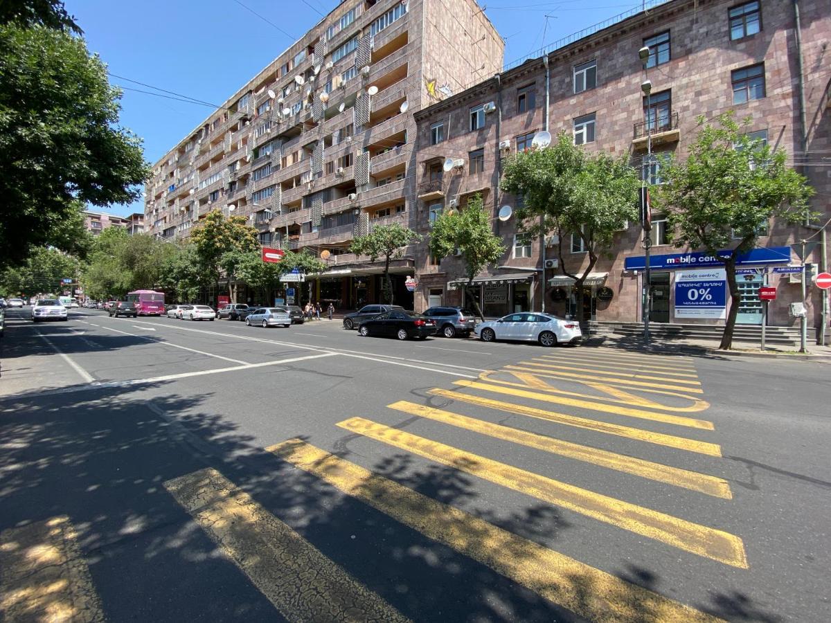 Amiryan Street 1 Bedroom Deluxe Apartment With Balcony Am104 예레반 외부 사진