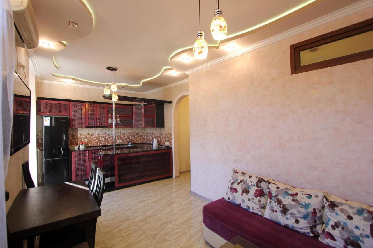 Amiryan Street 1 Bedroom Deluxe Apartment With Balcony Am104 예레반 외부 사진